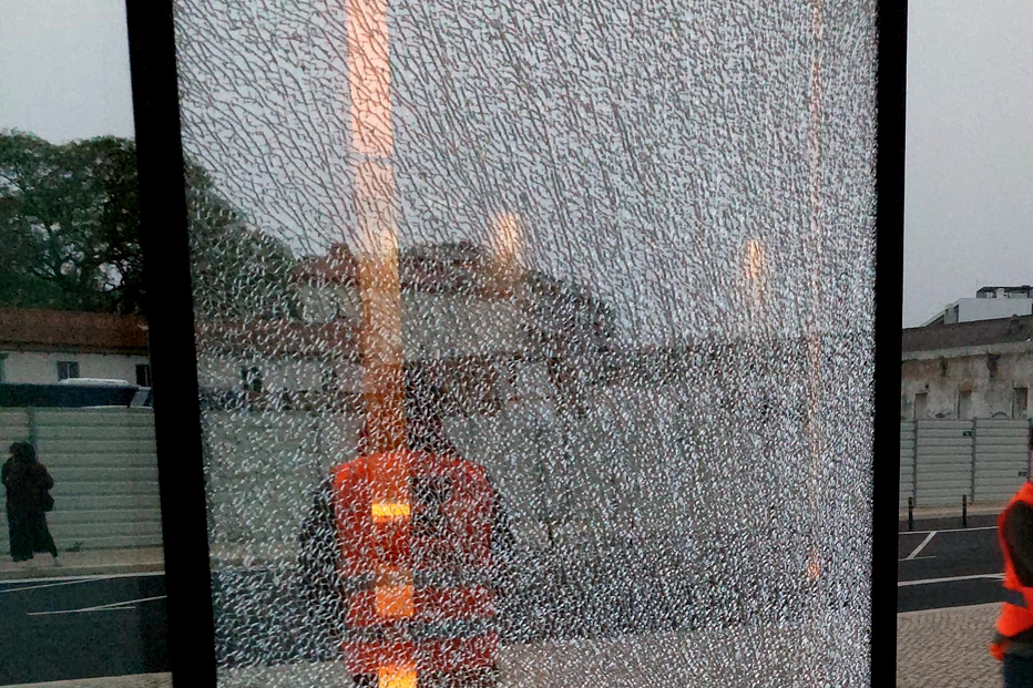 Ativistas do Climáximo estilhaçam e pintam vidros da fachada da sede da GALP