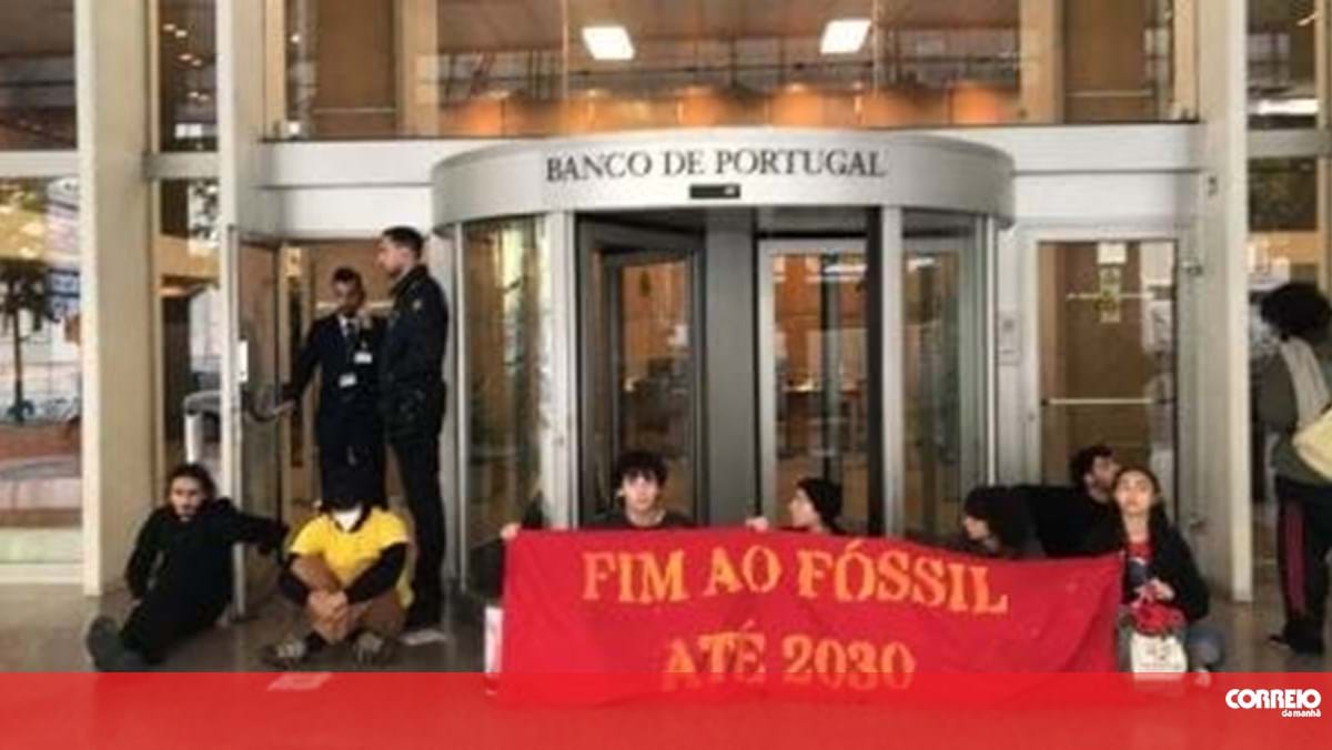 Estudantes do Movimento Fim ao Fóssil bloqueiam entrada do Banco de Portugal – Portugal