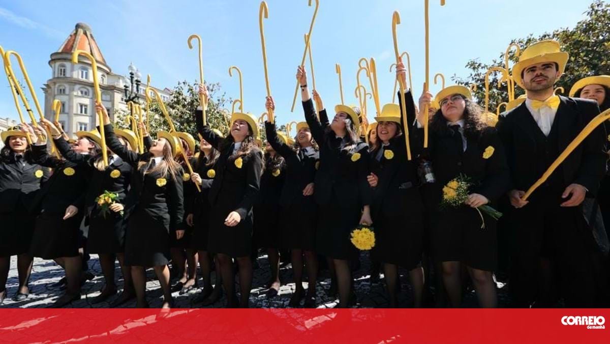 “O que se sente é inexplicável”: Milhares de finalistas desfilam no Porto no cortejo da queima das fitas – Sociedade