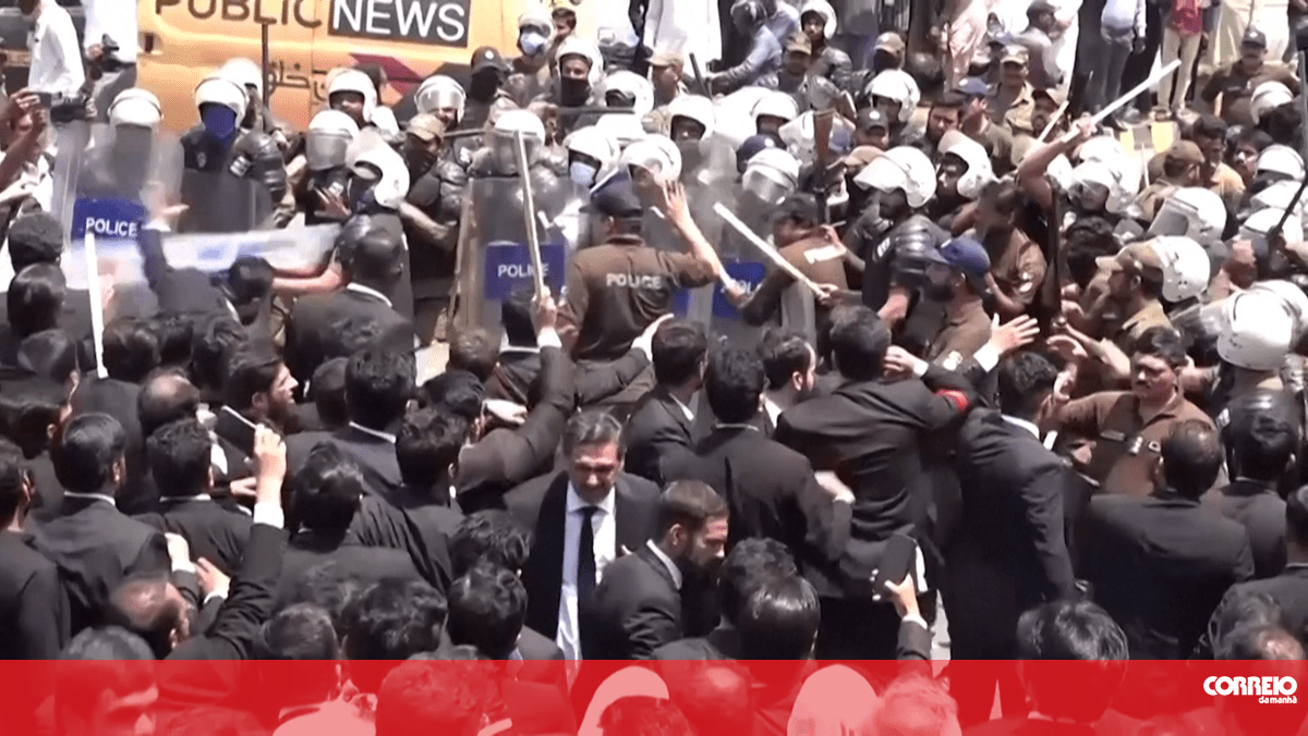 Protesto de advogados acaba em confrontos com a polícia no Paquistão. Vários advogados foram detidos – Vídeos