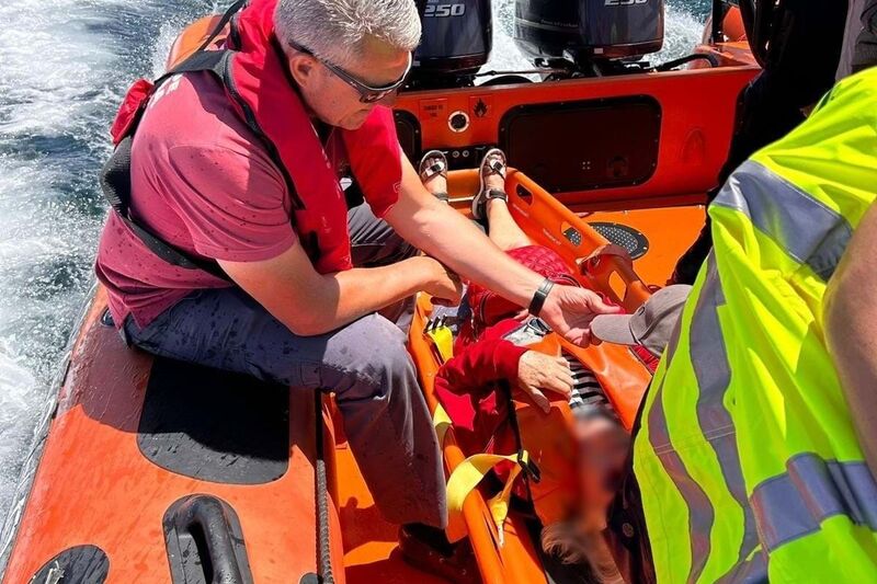 Mulher resgatada por embarcação salva-vidas junto a gruta do Farol de Alfanzina em Ferragudo