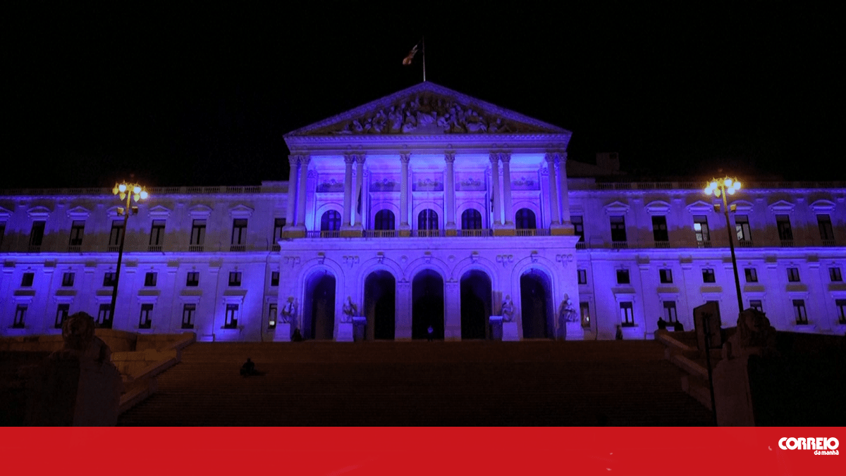 Assembleia da República iluminada para assinalar o Dia da Europa