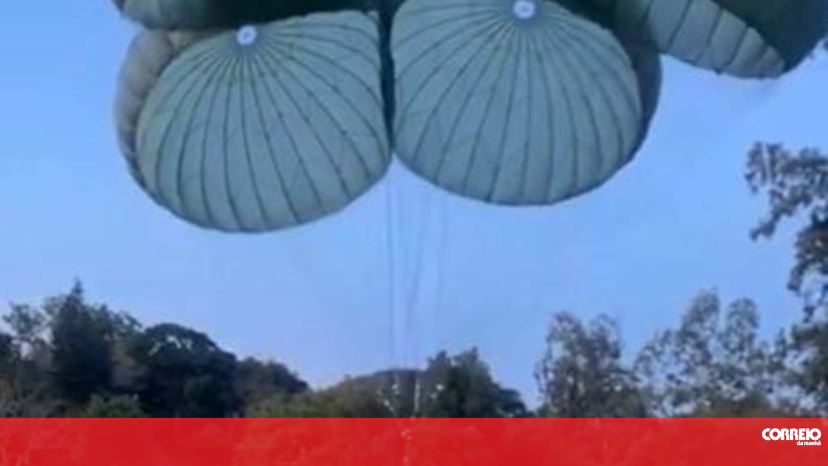 Aviões militares começam a lançar ajuda de paraquedas a moradores em áreas isoladas pelas cheias no sul do Brasil