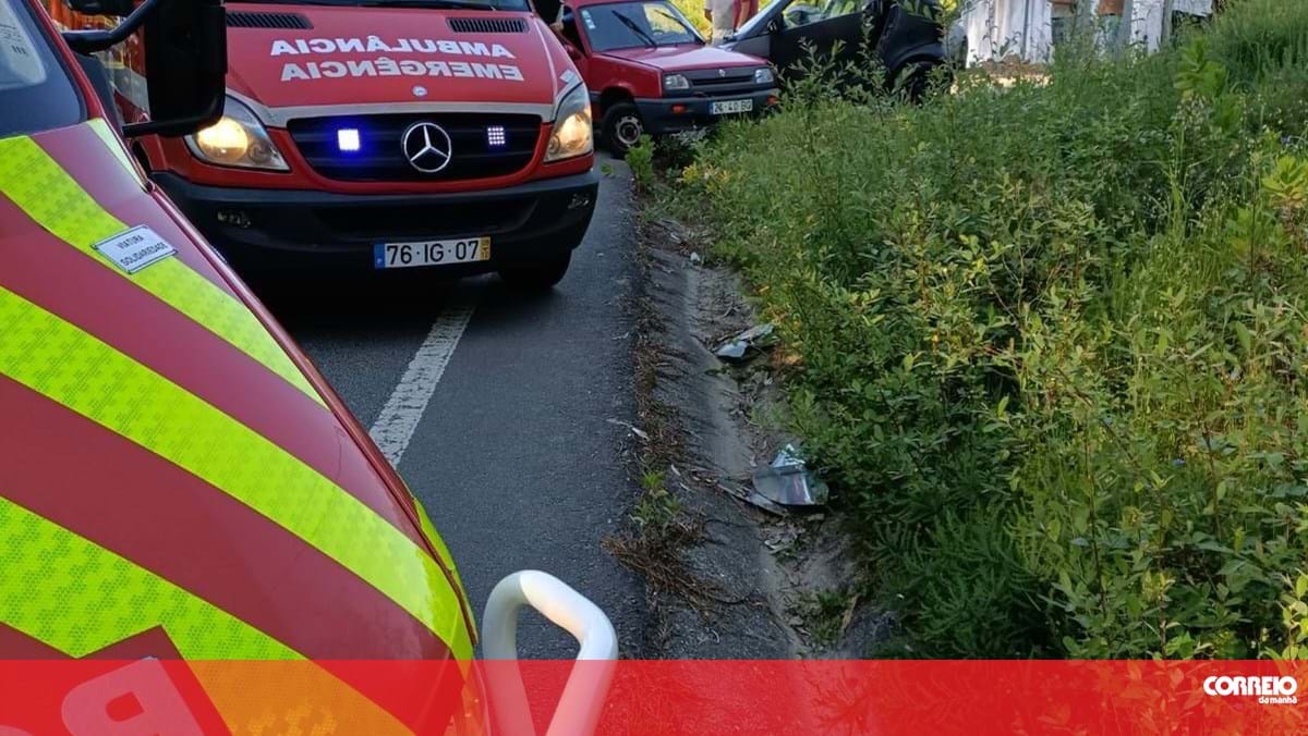 Dois homens feridos em colisão entre dois carros em Oliveira de Azeméis – Portugal