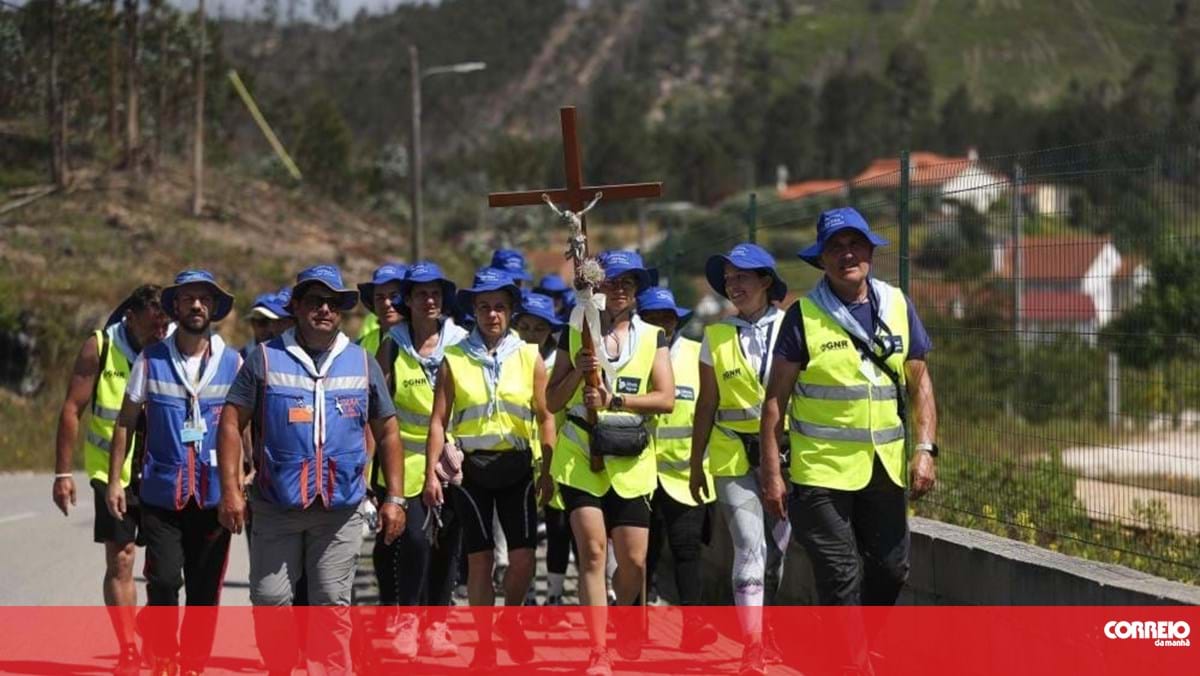 Emoção e fé: Peregrinos caminham em direção ao Santuário de Fátima