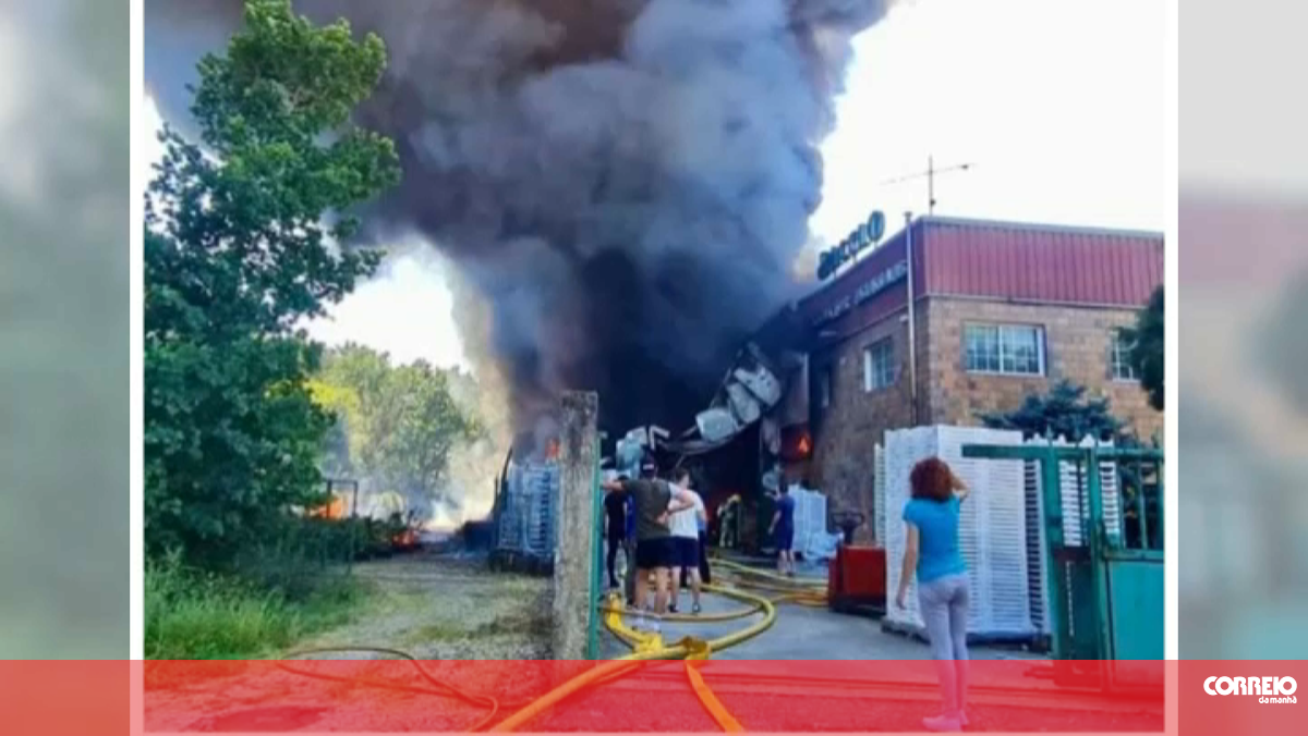 Incêndio destrói fábrica de adubos na Galiza. Autarquias portuguesas alertam população para exposição ao fumo