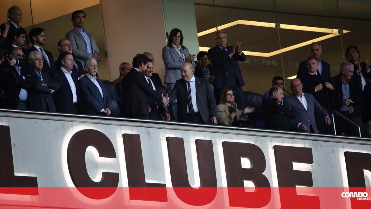 Villas-Boas senta-se pela primeira vez no camarote presidencial do Estádio do Dragão e cumprimenta Pinto da Costa