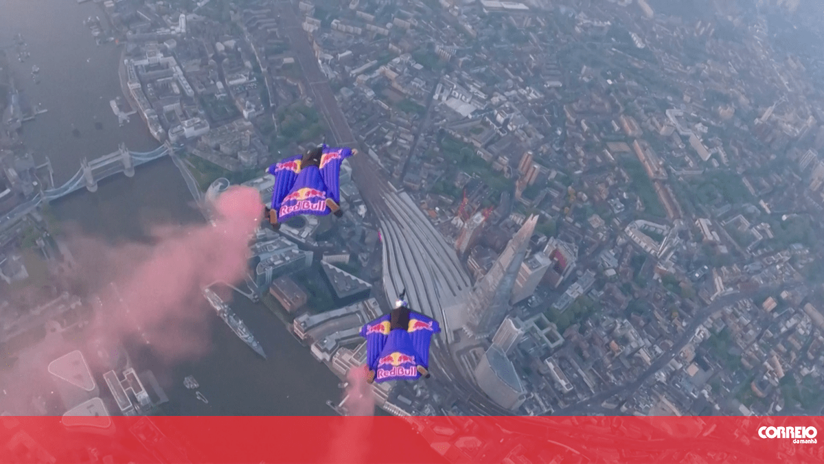 Paraquedistas fazem história ao atravessar a Tower Bridge em Londres com um ‘wingsuit’ – Vídeos