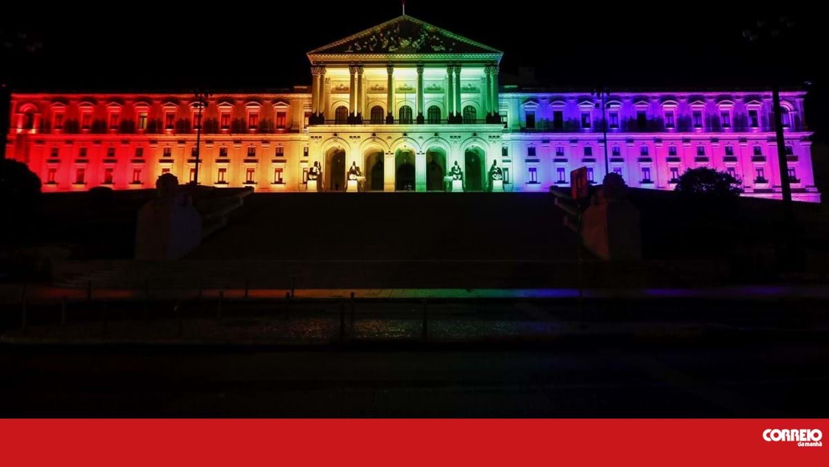 Parlamento ilumina-se com as cores da bandeira LGBTQI+
