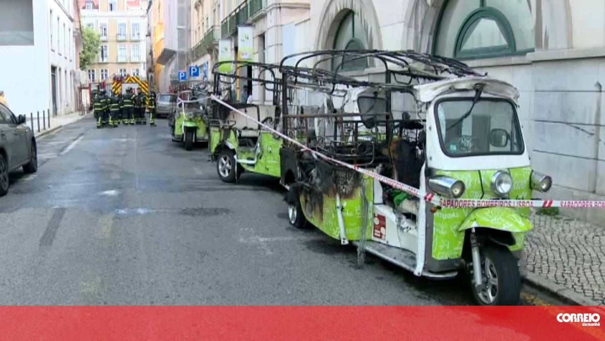 Incêndio em quatro tuk-tuk mobiliza dezenas de bombeiros em Lisboa