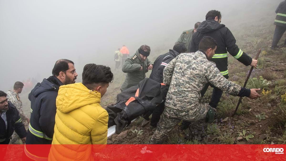 Equipas de resgate recuperam os corpos das vítimas do acidente de helicóptero que matou o presidente do Irão – Fotogalerias