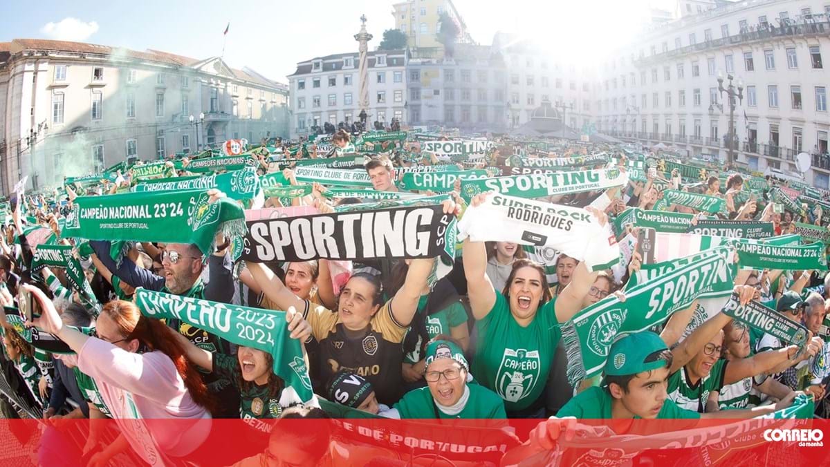 Jogadores do Sporting aclamados por milhares de adeptos na Câmara de Lisboa – Futebol