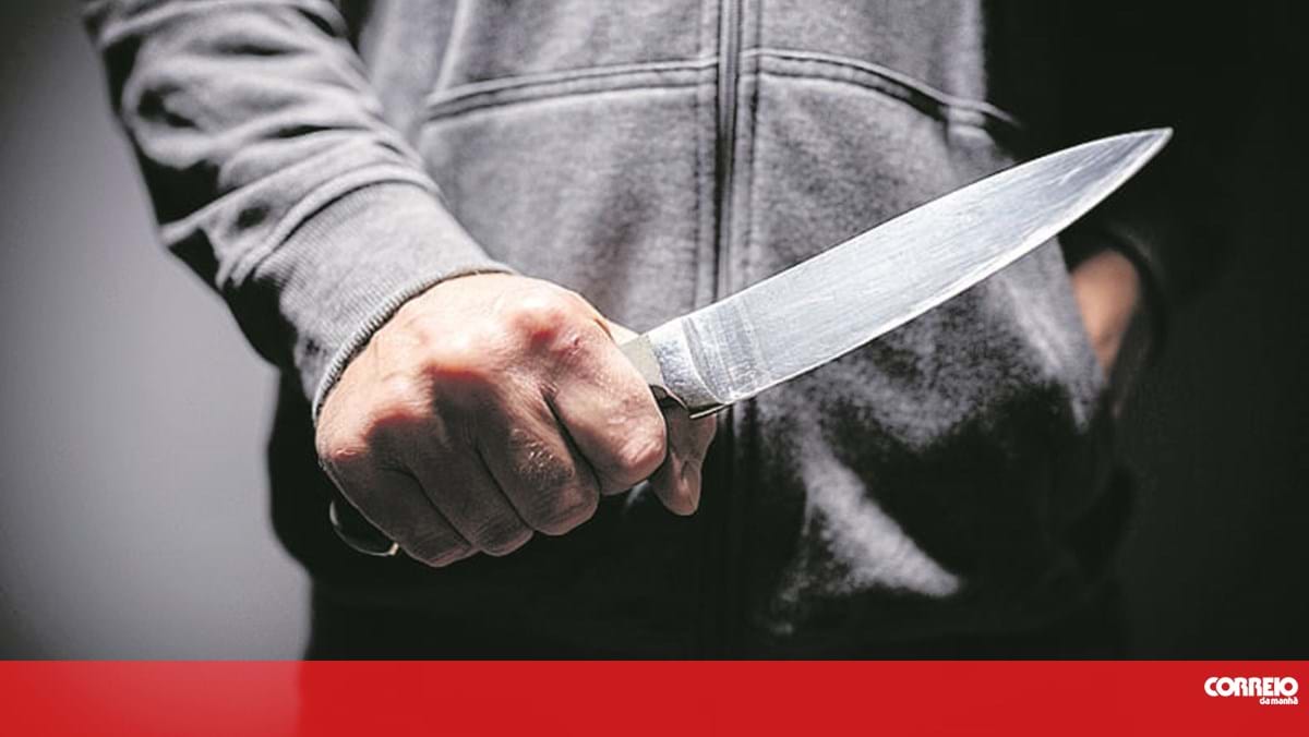 Homem leva duas facadas em roubo feito por gang de sete ladrões em Lisboa