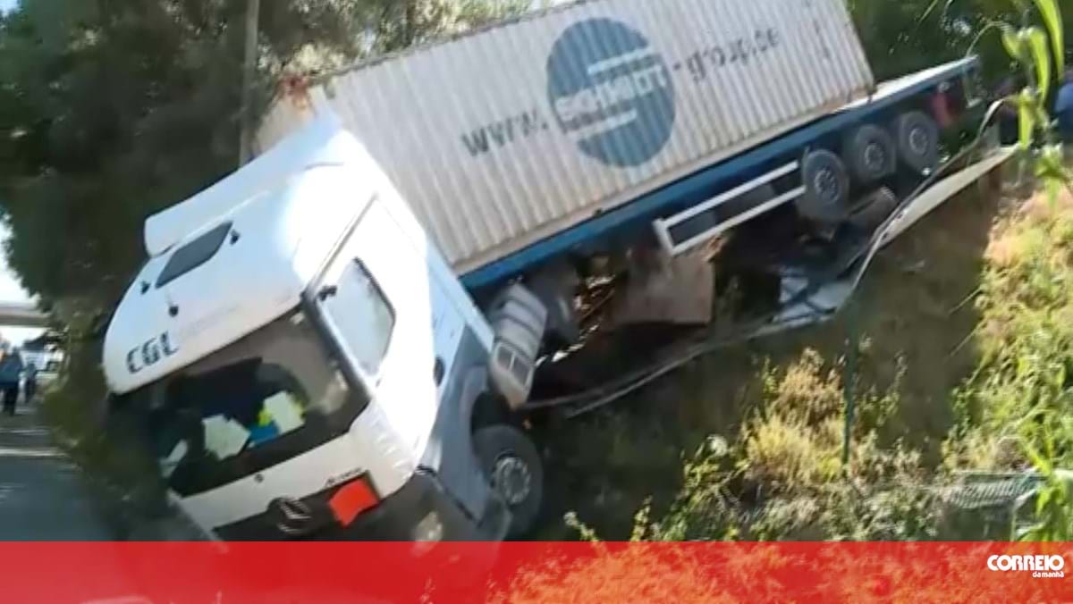 Camião em risco de queda corta Estrada Nacional 10 em Santa Iria de Azóia