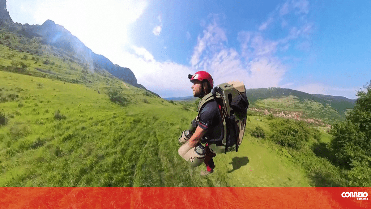 Simulação feita com Jet Suit demonstra rapidez de resgate em montanha na Roménia – Vídeos