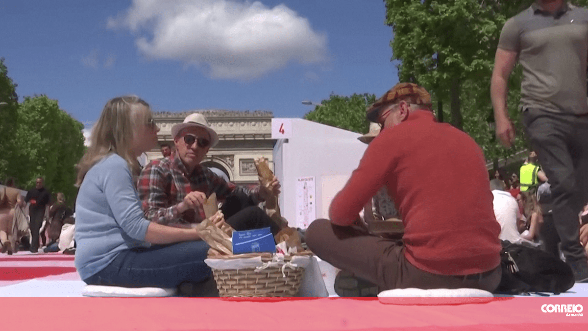 Campos Elísios em Paris foram palco de piquenique gigante – Vídeos