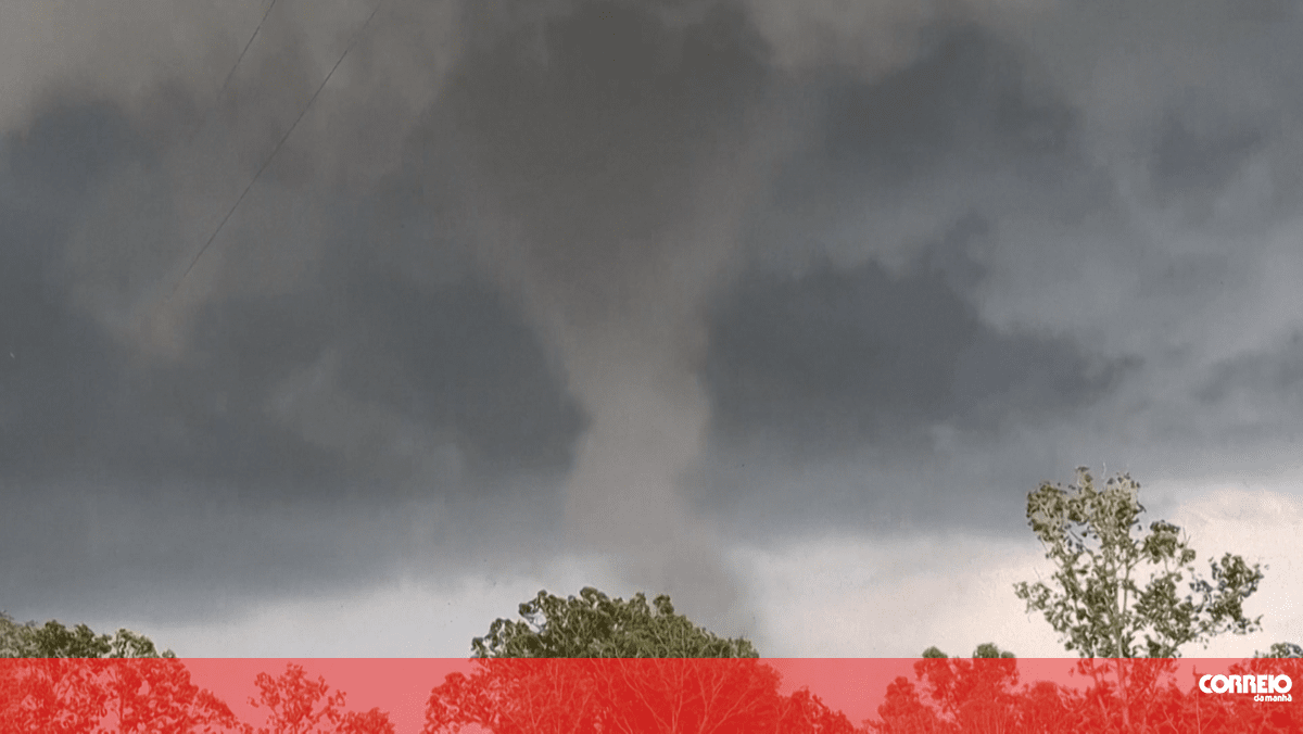 O momento em que um tornado passa pelo estado norte-americano do Missouri