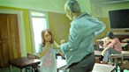 Professor detido por dois mil abusos sexuais a alunas com idades entre os 6 e os 9 anos assume parte dos crimes