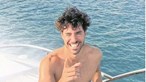 Na praia com futebolista do Benfica, José Condessa troca carinhos com craque