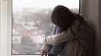 Jovem abusada pelo pai durante cinco anos apresenta queixa para proteger a irmã mais nova