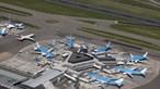 Pessoa morre ao ser sugada por motor de avião no aeroporto de Amesterdão