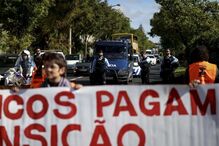 Ativistas do Climáximo provocam marcha lenta na avenida Gago Coutinho em Lisboa