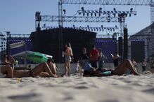 Fãs na praia de Copacabana antes do concerto de Madonna