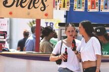 Irene Urdangarin com uma amiga num momento de lazer