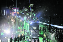 Cortejo dos campeões foi acompanhado por milhares de pessoas