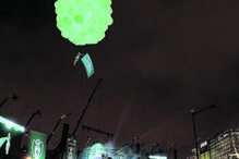 Coreografia da mulher suspensa por balões causou enorme impacto