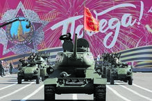 Desfile contou com centenas de militares que combateram na Ucrânia, saudados por Putin como “heróis”