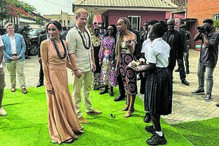 Harry e Meghan com um visual descontraído