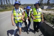 Peregrinos a pé caminham em direção ao santuário de Fátima