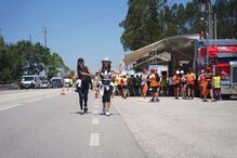 Peregrinos a pé caminham em direção ao santuário de Fátima