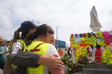 Peregrinos emocionados junto da imagem de Nossa Senhora