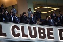 André Villas-Boas cumprimenta Pinto da Costa na primeira vez em que se senta no camarote presidencial do FC Porto