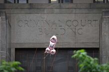 Balões em forma de pénis sobrevoam tribunal onde Trump está a ser julgado 