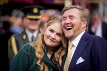 Com o pai, o rei Guilherme Alexandre