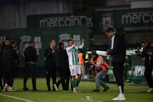 Ukra teve direito a guarda de honra feita por colegas e adversários ao sair do relvado no minuto 17 - em honra do número que leva na camisola