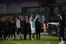 Ukra teve direito a guarda de honra feita por colegas e adversários ao sair do relvado no minuto 17 - em honra do número que leva na camisola