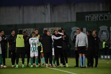 Ukra teve direito a guarda de honra feita por colegas e adversários ao sair do relvado no minuto 17 - em honra do número que leva na camisola