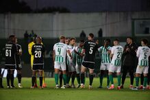 Ukra teve direito a guarda de honra feita por colegas e adversários ao sair do relvado no minuto 17 - em honra do número que leva na camisola