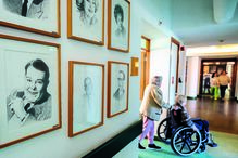 Retratos de artistas famosos, como Vasco Santana e Raul Solnado, animam os corredores