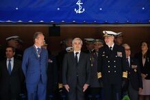 ministro da Defesa Nacional, Nuno Melo, faz a revista às tropas durante a cerimónia militar 