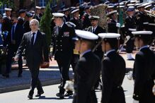 ministro da Defesa Nacional, Nuno Melo, faz a revista às tropas durante a cerimónia militar 