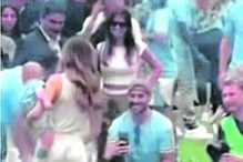 Na foto divulgada na página 'F1 Gossip Official', a modelo está no relvado com Condessa