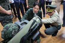 O Presidente,  Lai Ching-te,  numa visita a  uma base militar