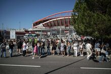 Fãs de Taylor Swift esperam entrada no Estádio da Luz	