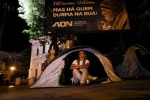 Joana Amaral Dias alerta para imigração enquanto pernoita em tenda em Lisboa