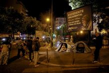 Joana Amaral Dias alerta para imigração enquanto pernoita em tenda em Lisboa